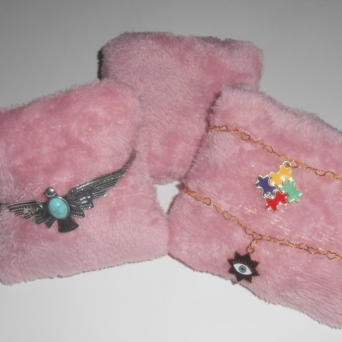 Présentoir bracelets bijoux forme coussin oreiller carré en pilou pilou rose