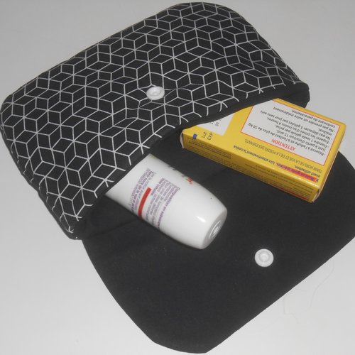 Pochette trousse pour ranger maquillage médicaments petit matériel coton blanc noir cubes