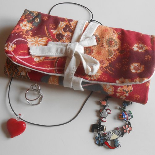 Pochette à bijoux trousse de rangement nomade pour voyages en tissu écru imprimé fleurs japonaises
