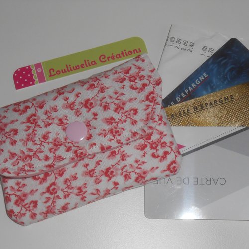 Carte bleue pochette étui rangement tickets de carte bleue / caisse et cartes magnétiques tissu blanc petites fleurs rouge rose camille