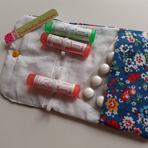 Pochette homéopathie tubes granules médicaments pharmacie housse en tissu bleu fleurs papillons anais