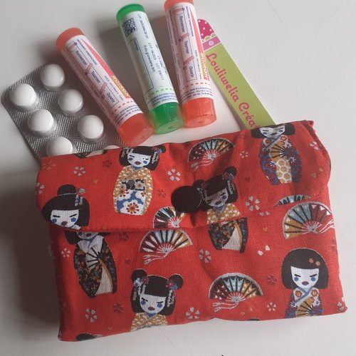 Pochette homéopathie tubes granules médicaments pharmacie housse en tissu rouge kokeshi japonaises anais