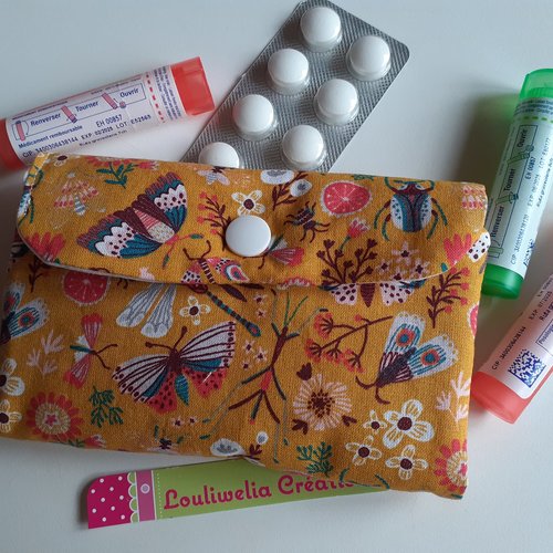 Pochette homéopathie tubes granules médicaments pharmacie housse en tissu jaune curry papillons anais