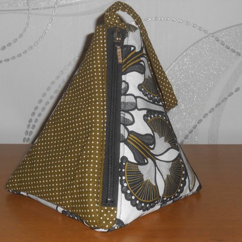 Petit sac d'été triangle forme originale japonaise porté bout de bras modèle unique