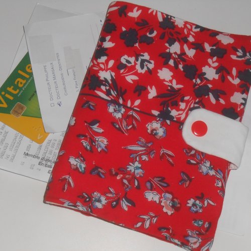 Pochette médicale porte ordonnance pharmacie carte vitale en tissu rouge imprimé petites fleurs perla