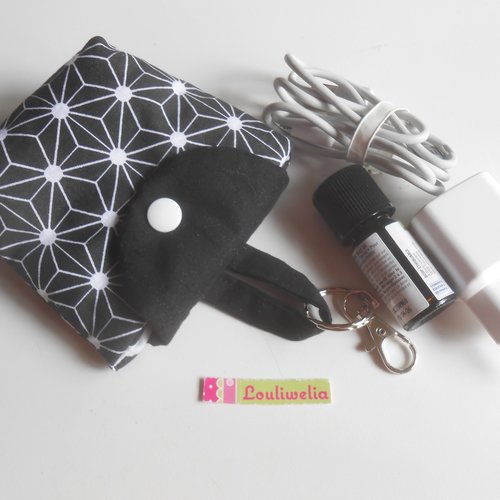 Mini sac porte clés chargeur téléphone ou huiles essentielles ou autres pochette en tissu noir blanc géométrique dorine