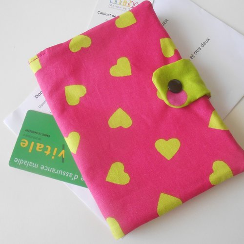Pochette médicale porte ordonnance pharmacie carte vitale en tissu rose fushia imprimé coeurs perla