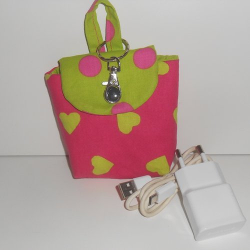 Mini sac porte clés chargeur téléphone airpod huiles essentielles ou autres pochette en tissu fushia imprimé coeurs dorine