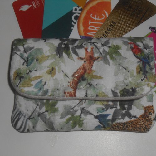 Carte bleue pochette étui rangement tickets carte bleue / caisse et cartes magnétiques tissu blanc imprimé girafe jungle camille