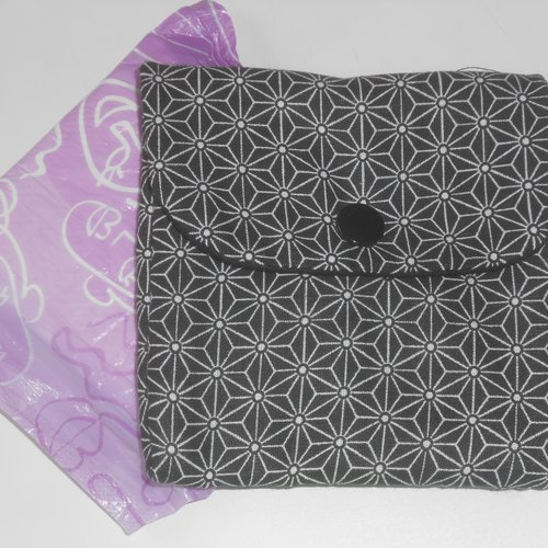 Pochette serviettes hygiéniques rangement housse trousse étui en tissu noir fleurs japonaises géométriques rosy