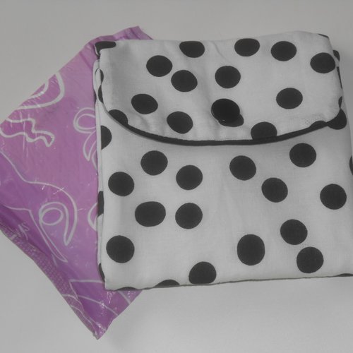 Pochette serviettes hygiéniques rangement housse trousse étui en tissu blanc pois noirs rosy