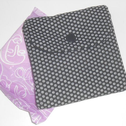 Pochette serviettes hygiéniques rangement housse trousse étui en tissu noir cubes blancs rosy