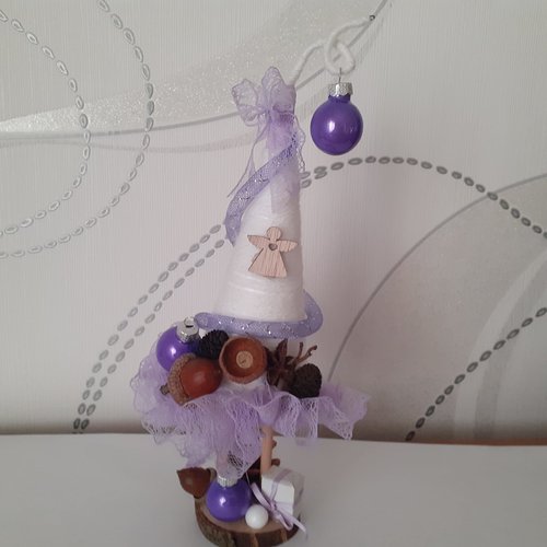 Sapin de noël très original avec son faux air de lutin blanc mauve modèle unique willow