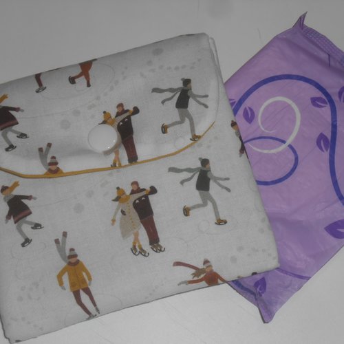 Pochette serviettes hygiéniques rangement housse trousse étui en tissu blanc patineurs rosy