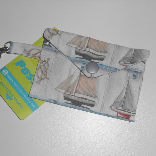 Carte bus etui / pochette pour titre transport carte bleue sur porte clés mousqueton en tissu gris beige bateaux marie