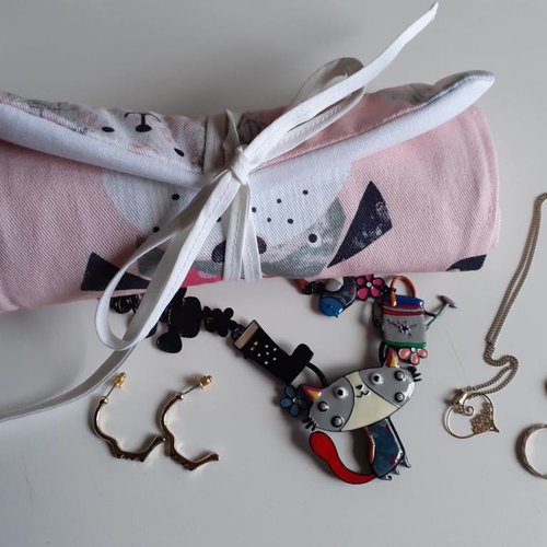 Pochette à bijoux trousse de rangement nomade pour voyages en tissu rose imprimé chiens lana
