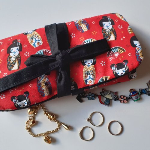 Pochette à bijoux trousse de rangement nomade pour voyages en tissu rouge kokeshi japonaises lana