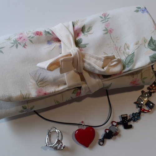 Pochette à bijoux trousse de rangement nomade pour voyages en tissu écru shabby fleurs lana
