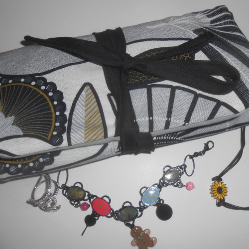 Pochette à bijoux trousse de rangement nomade pour voyages tissu blanc gris noir lana
