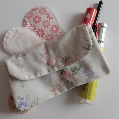 Pochette nomade rangement trousse plate housse étui lavable réutilisable maquillage protège slip romantique beige audrey