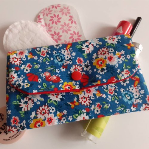 Pochette nomade rangement trousse plate housse étui lavable réutilisable maquillage protège slip bleu fleurettes audrey
