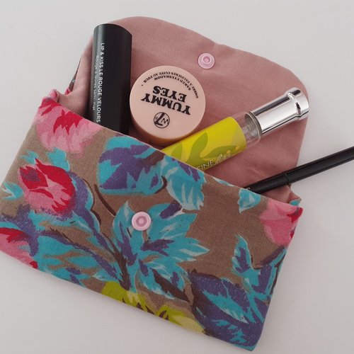Pochette nomade rangement trousse plate housse étui lavable réutilisable maquillage protège slip kaki fleurs colorées audrey