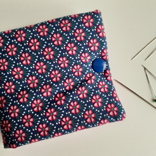 Pochette étui pique aiguilles à coudre / broderie tissu bleu marine fleurs manon