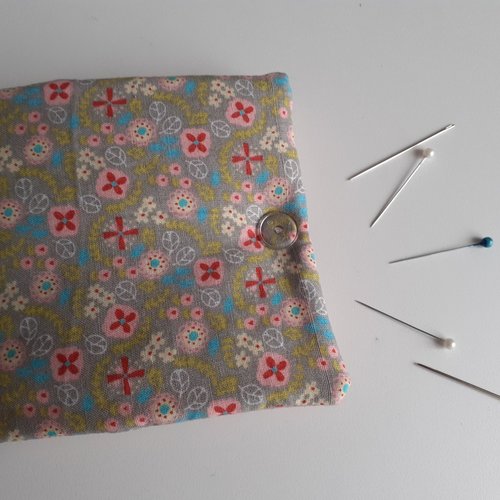 Pochette étui pique aiguilles à coudre / broderie tissu beige petites fleurs manon