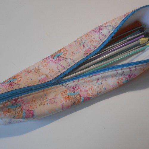 Trousse housse rangement aiguilles à tricoter tissus corail/rose/ciseaux manon
