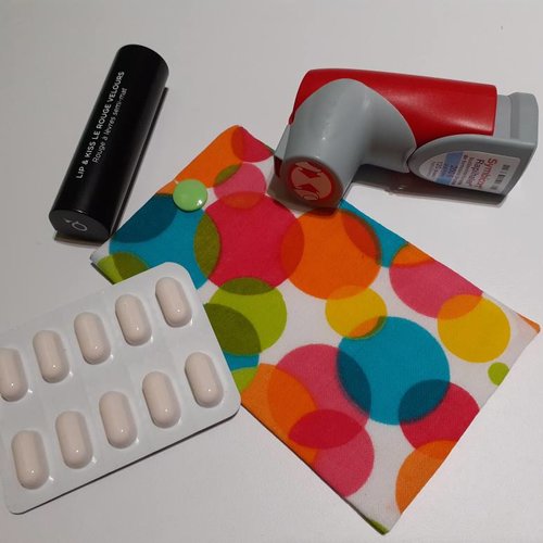 Etui multi usage pochette médicaments aérosol pilule brossette fil dentaire rouge à lèvre carte transport ilona