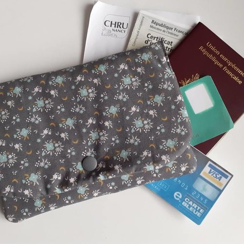 Pochette format carte postale documents administratifs rangement papier voiture pharmacie passeport identité gris fleurs carole