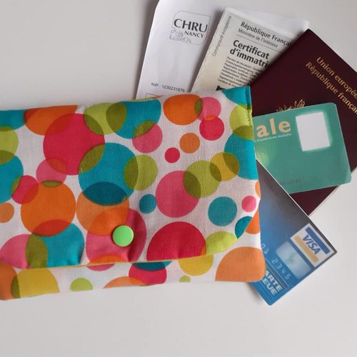 Pochette format carte postale documents administratifs rangement papier voiture pharmacie passeport identité blanc bulles colorées carole
