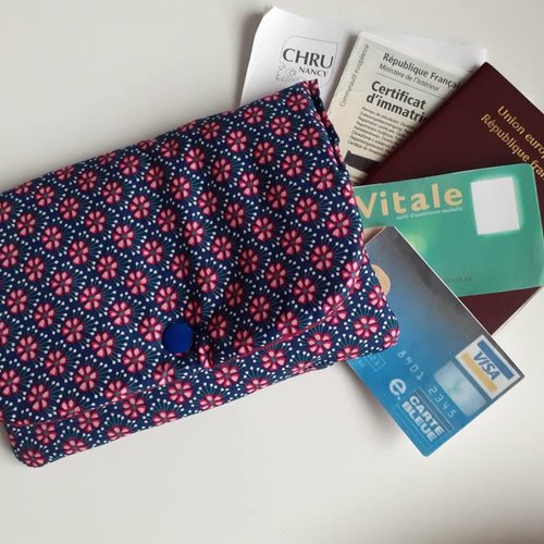 Pochette format carte postale documents administratifs rangement papier voiture pharmacie passeport identité bleu marine fleurs carole