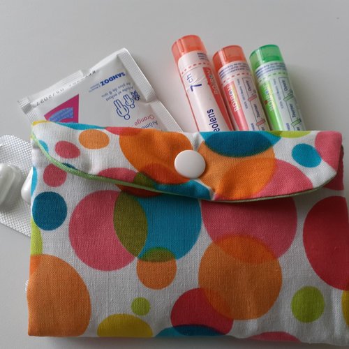 Pochette homéopathie tubes granules médicaments pharmacie housse tissu blanc pois colorés anais