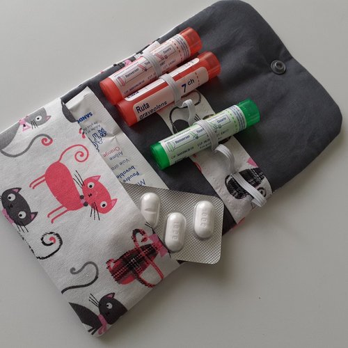 Pochette homéopathie tubes granules médicaments pharmacie housse tissu blanc chats anais