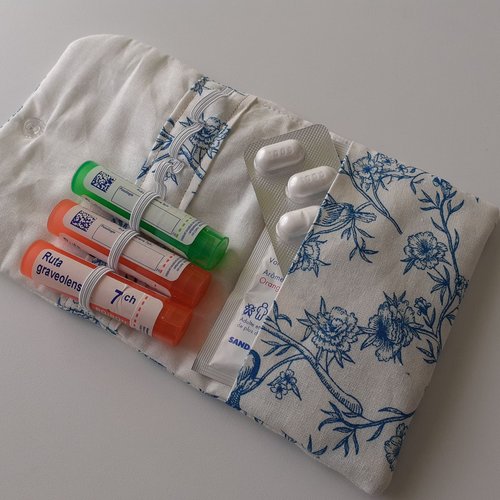 Pochette homéopathie tubes granules médicaments pharmacie housse tissu écru turquoise jouy anais