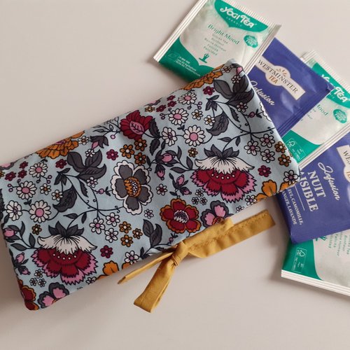 Pochette thé infusions sachets housse de rangement nomade en tissu bleu fleurs carla