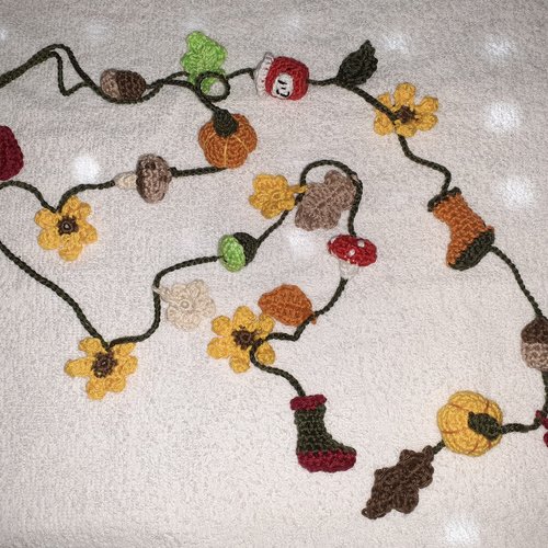 Tutoriel la boîte collier sautoir long d'automne au crochet en français amigurumi