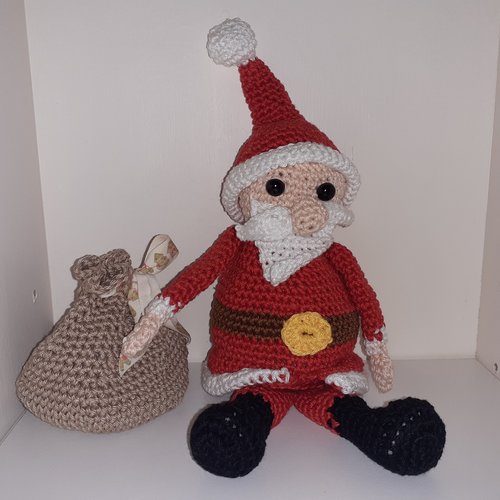 Tutoriel père noël assis et sa hotte tuto au crochet en français amigurumi