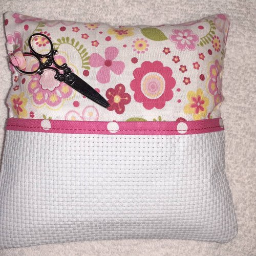 A broder support petit coussin en toile aida et coton blanc imprimé fleurs et rose à pois point de croix  ophelia