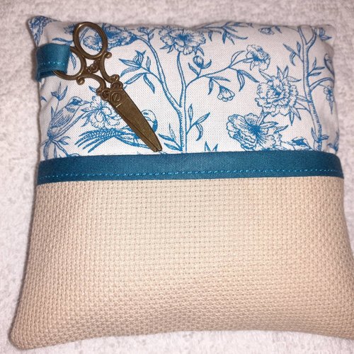A broder ouvrage support petit coussin coton écru imprimé rétro bleu et toile d'aida beige 5.5 point de croix ophelia