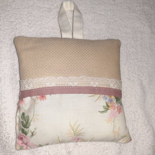 A broder ouvrage support petit coussin à suspendre coton écru fleurs romantique toile d'aida beige 5.5 point de croix ophelia