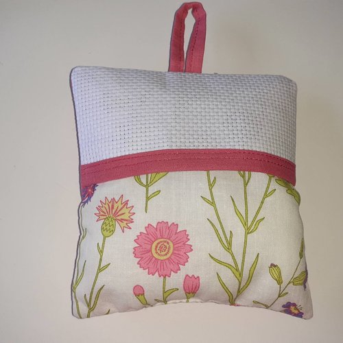 A broder ouvrage support petit coussin à suspendre coton blanc fleurs bucoliques toile d'aida blanche point de croix ophelia