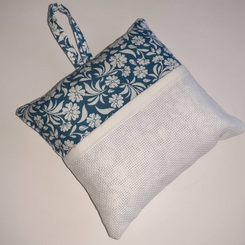 A broder ouvrage support petit coussin à suspendre coton canard et blanc fleurs toile d'aida blanche point de croix ophelia