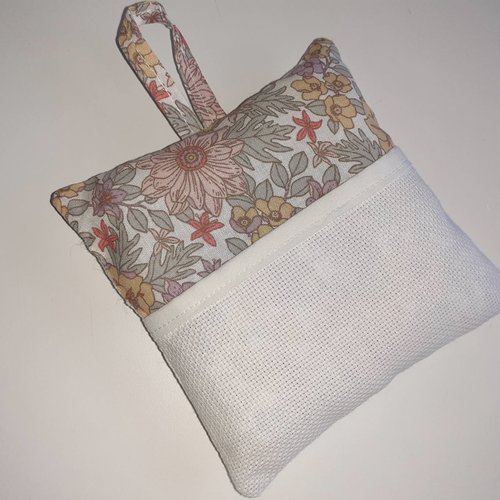 A broder ouvrage support petit coussin à suspendre coton fleuri fleurs toile d'aida blanche point de croix ophelia