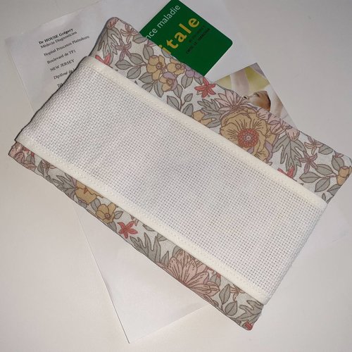 A broder ouvrage support pochette médicale pharmacie coton blanc fleurs tendres toile d'aida blanche de croix ophelia