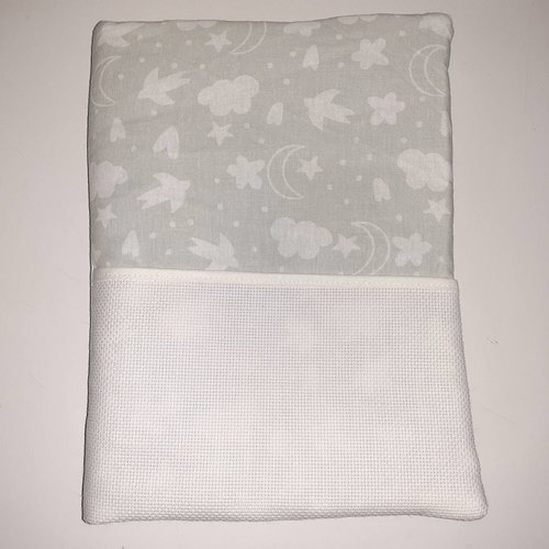 A broder ouvrage support protège carnet santé bébé coton gris nuages lunes toile d'aida blanche de croix ophelia