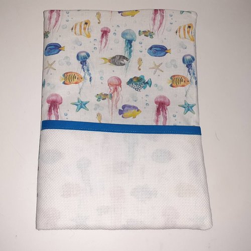 A broder ouvrage support protège carnet santé bébé coton blanc poissons toile d'aida blanche de croix ophelia