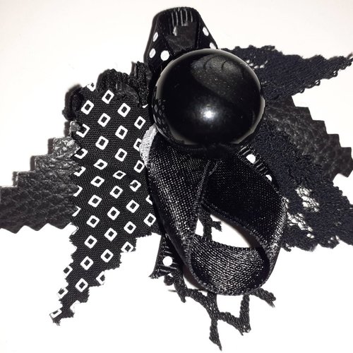 Grande broche design noire modèle unique très original laura