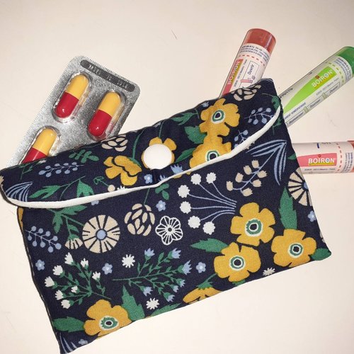 Pochette homéopathie tubes granules médicaments pharmacie housse tissu marine fleurs anais